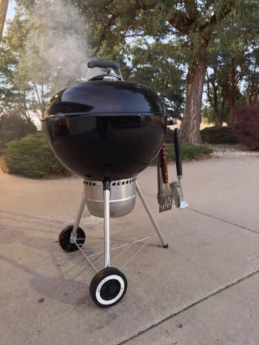 Weber Original Kettle Premium Charcoal Grill – 22-Inch Black BBQ with Hinged Cooking Grate, One-Touch Cleaning System, Heat Retention Lid, and Built-In Thermometer photo review