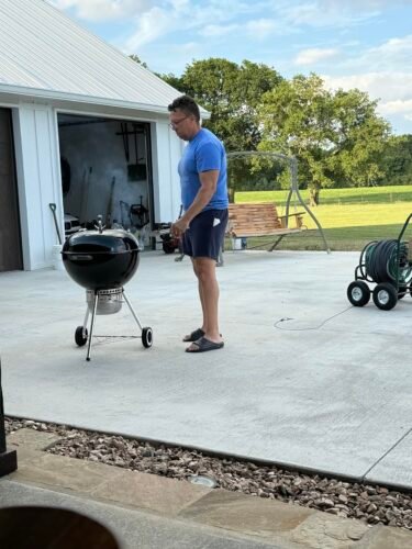 Weber Original Kettle Premium Charcoal Grill – 22-Inch Black BBQ with Hinged Cooking Grate, One-Touch Cleaning System, Heat Retention Lid, and Built-In Thermometer photo review